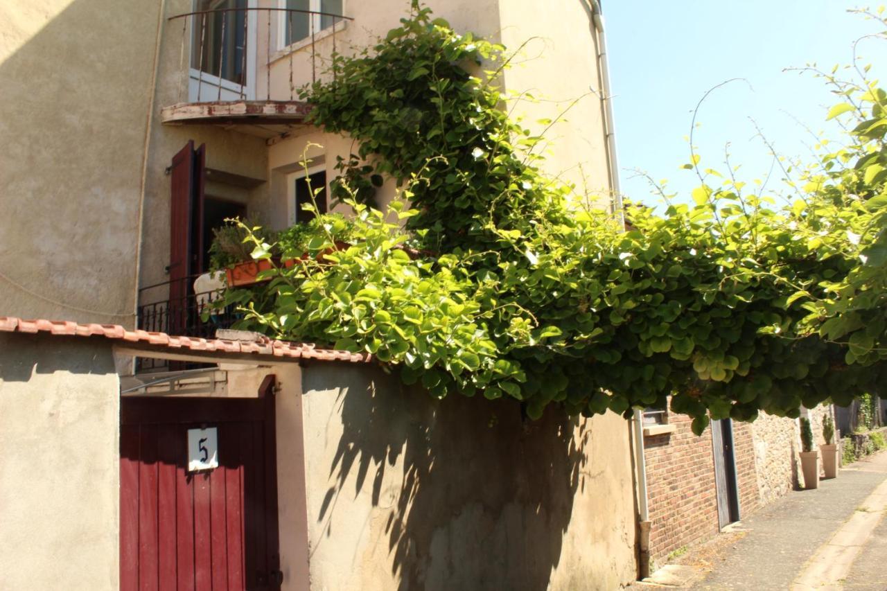 Gite Ancien Relais De Saint-Jacques La Roche-Guyon Exterior foto